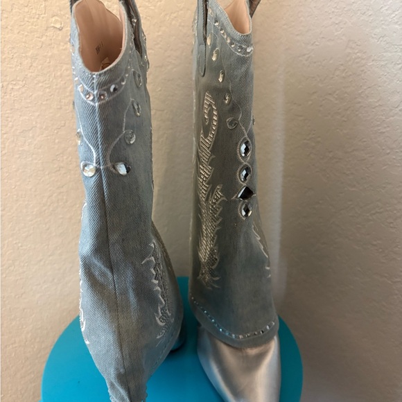 Embellished Silver Pointed-Toe Women’s Boots - Light Blue Embroidery - Picture 3 of 4